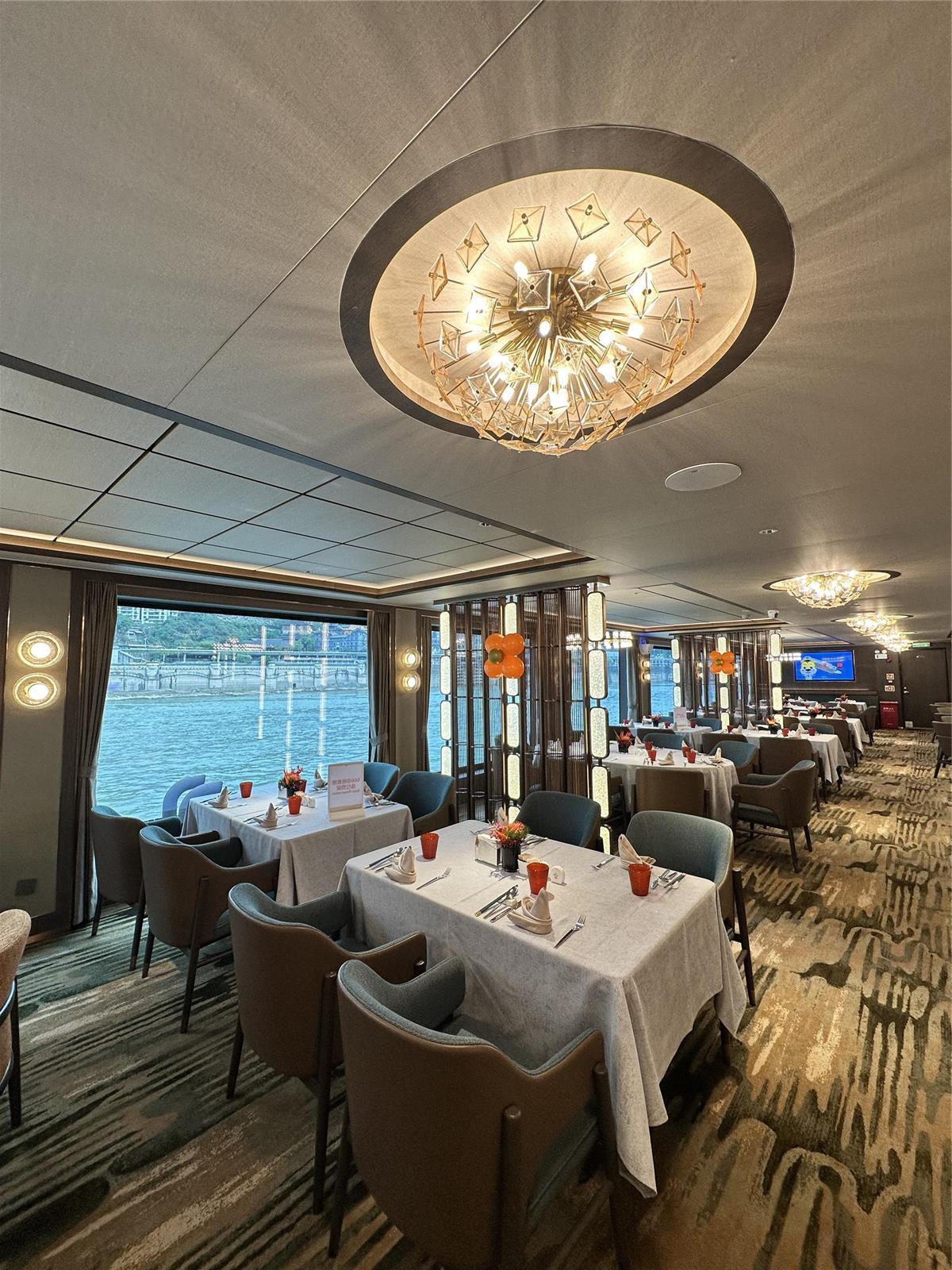 世纪梦想号临江餐桌与餐厅灯饰